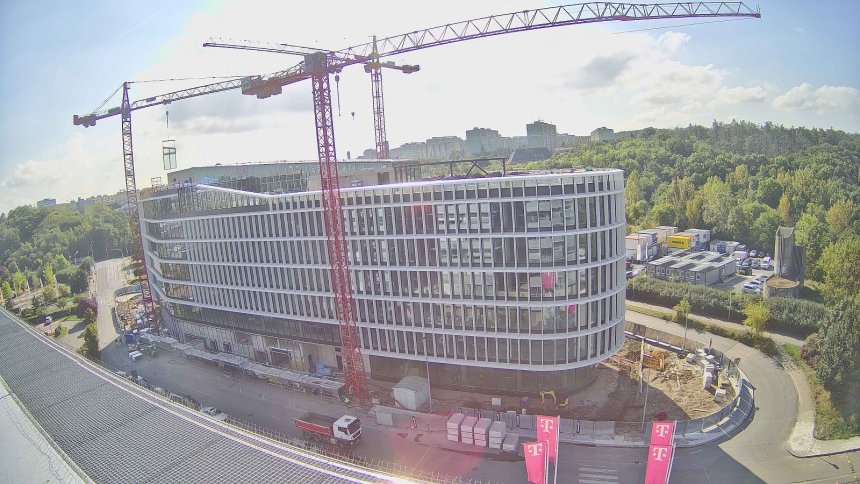 In the photograph: Ongoing construction of the Roztyly Plaza office building. Its cladding is being completed.