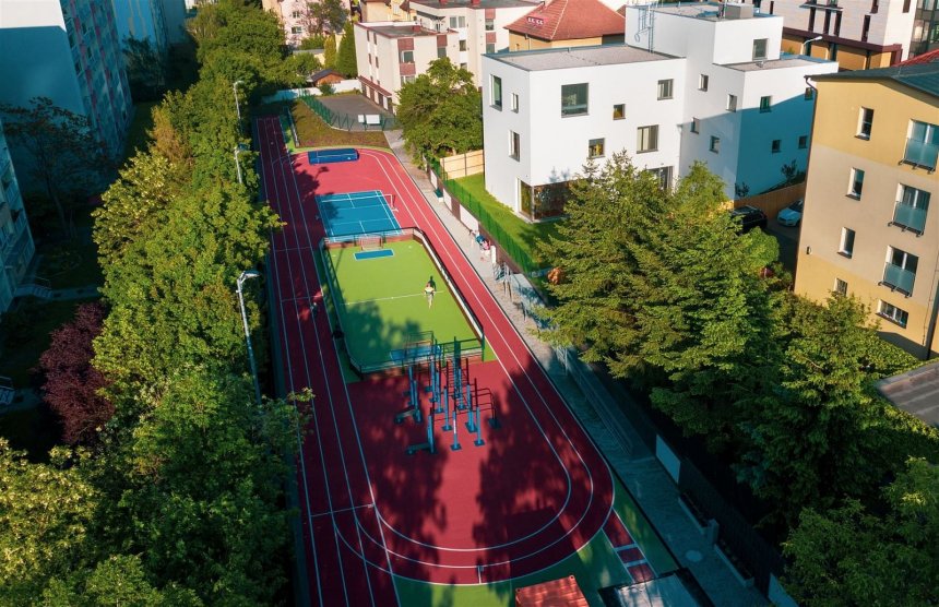 Atletický stadion v BB Centru pro veřejnost