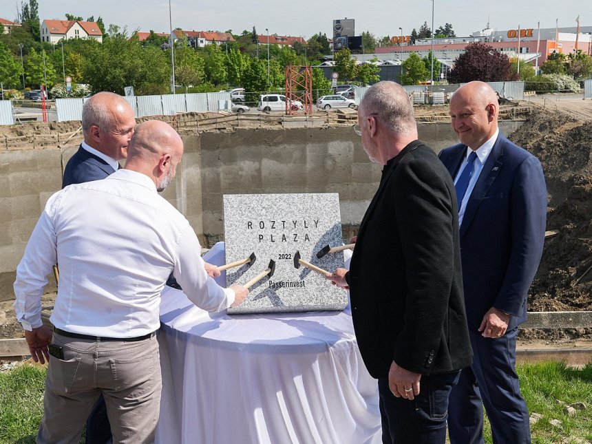 R. Passer a Č. Šimůnek - Passerinvest Group, arch. J. Aulík - Aulík Fišer architekti, M. Bouda - Gemo a.s.