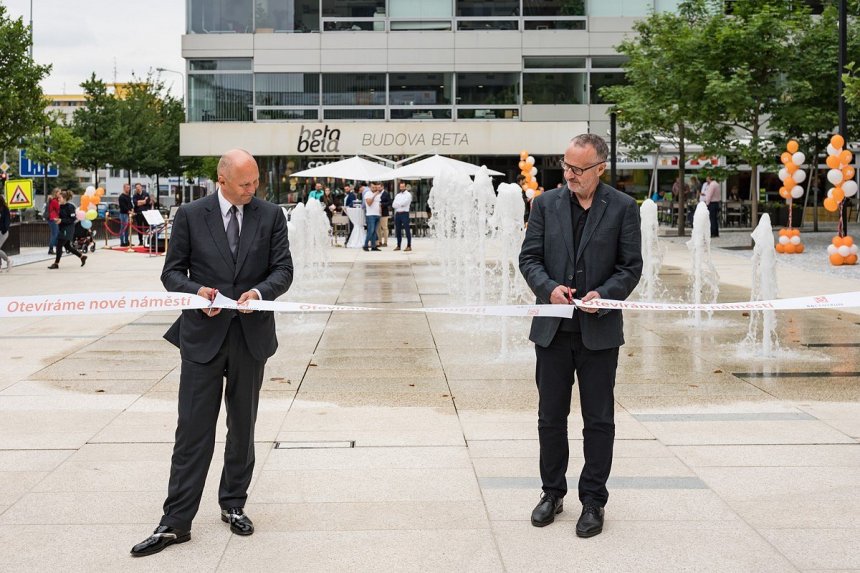 Radim Passer, zakladatel a generalni reditel Passerinvest Group a Jan Aulík, Aulik Fisher architekti otevřeli nové náměstí Bruml