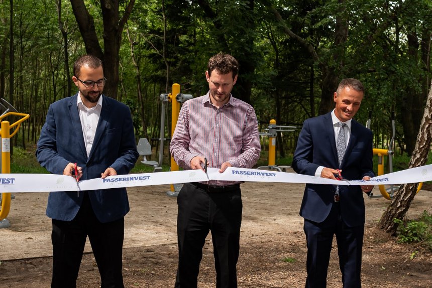 Slavnostní otevření nového outdoorového fitness hřiště. Zleva Mgr. Jan Stárek (člen rady Praha 11, sport kultura a volný čas), J