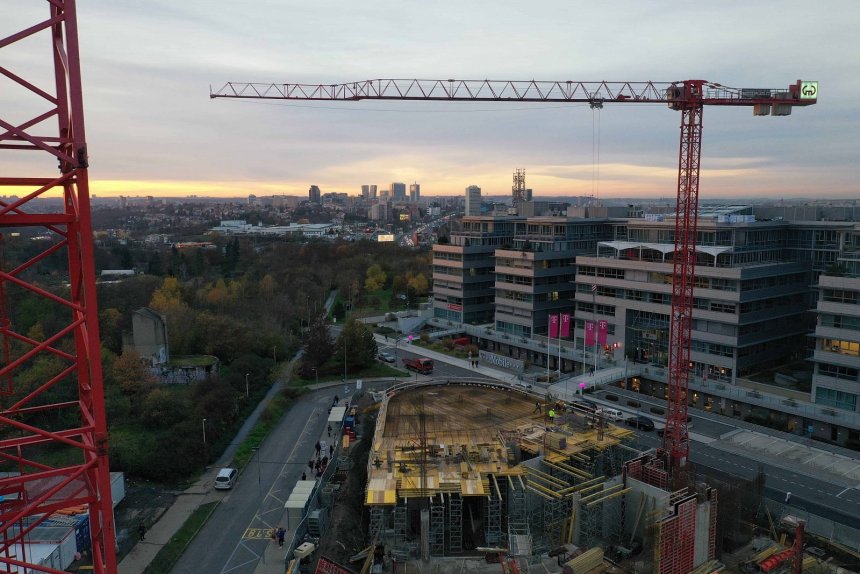 Administrativní budova Roztyly Plaza úspěšně pokročila do fáze nadzemní výstavby. Více než polovina kanceláří je již pronajata.