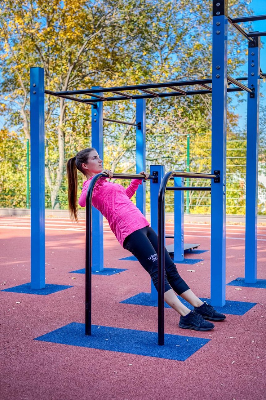 Workoutová zóna na atletickém stadionu pro veřejenost v BB Centru