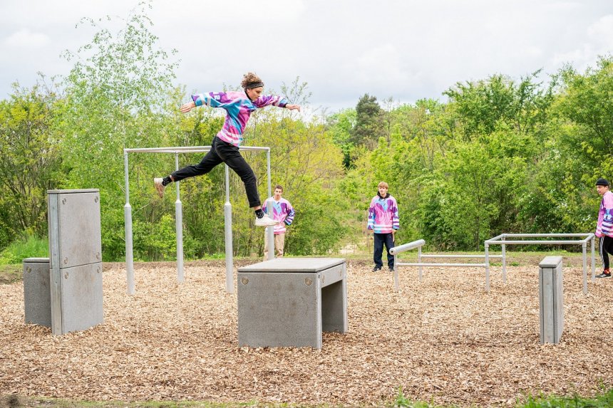 Parkourové hřiště pro veřejnost v parku Nové Roztyly